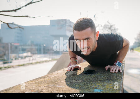 Junger Mann outdoor stretching Back Light - Vorbereitung, Sport, gesunder Lebensstil Konzept Stockfoto