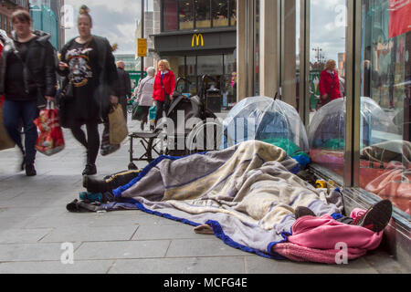 Rough Sleeper; Deaktiviert Obdachlosen schlafend auf den Straßen von Liverpool, Merseyside, UK Stockfoto