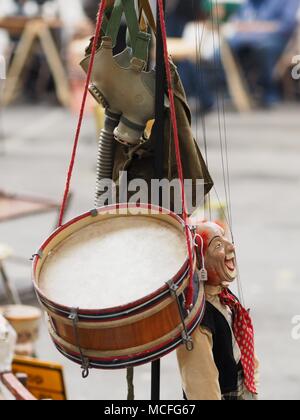 Drum Gasmaske und Clown Puppet hängend an einem Stand auf der Antiquitätenmesse Stockfoto