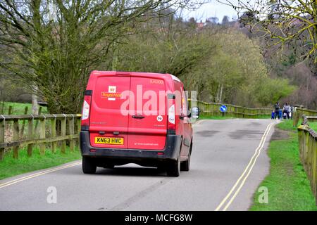 Royal Mail van auf ein Land Park Road, Shipley Country Park, Derbyshire, England Großbritannien Stockfoto