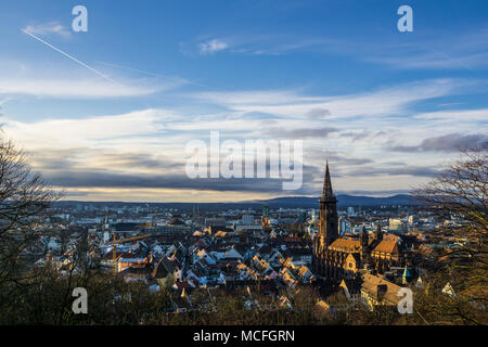 Deutschland, warmen Abend Sonnenlicht auf schöne Stadt Freiburg im Breisgau von oben Stockfoto