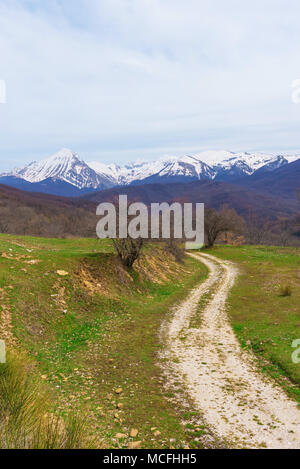 See von campotosto (Abruzzen, Italien) - einem riesigen künstlichen See auf 1400 Metern über dem Meeresspiegel, im Herzen des schneebedeckten Appennin, prov Stockfoto