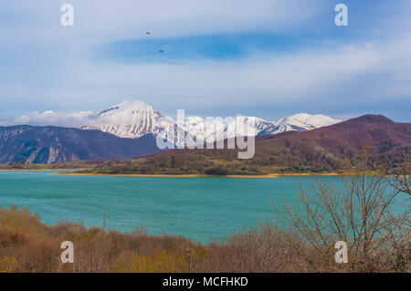 See von campotosto (Abruzzen, Italien) - einem riesigen künstlichen See auf 1400 Metern über dem Meeresspiegel, im Herzen des schneebedeckten Appennin, prov Stockfoto