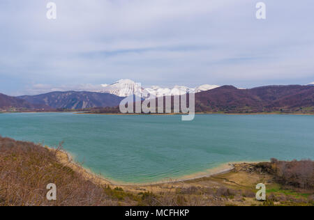 See von campotosto (Abruzzen, Italien) - einem riesigen künstlichen See auf 1400 Metern über dem Meeresspiegel, im Herzen des schneebedeckten Appennin, prov Stockfoto