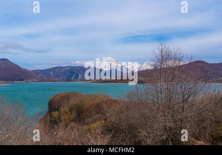 See von campotosto (Abruzzen, Italien) - einem riesigen künstlichen See auf 1400 Metern über dem Meeresspiegel, im Herzen des schneebedeckten Appennin, prov Stockfoto
