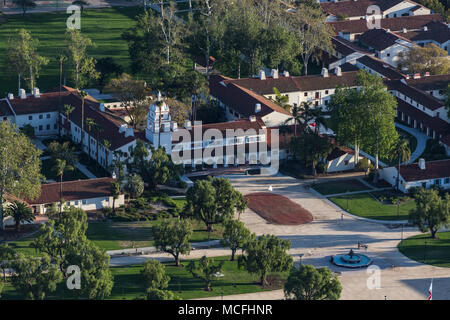 Camarillo, Kalifornien, USA - 26. März 2018: Luftaufnahme des historischen Glockenturm Gebäude in der California State University Channel Islands Campus. Stockfoto