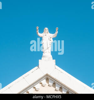 Jesus Christus Skulptur auf dem Dach der Kirche - Jesus Statue isoliert, Stockfoto