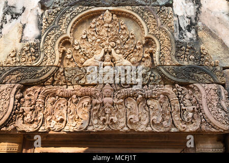 Banteay Srei Carvings - alte hinduistische Schnitzereien auf Fensterstürze, Banteay Srei, 10. c. Hindu Tempel, Angkor UNESCO-Weltkulturerbe Angkor, Kambodscha Stockfoto