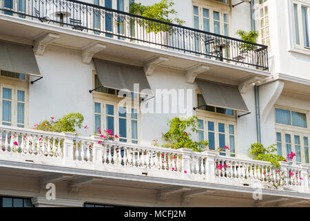 Balkon mit Pflanzen und Blumen, schöne Fassade des historischen Gebäude in Casco Antiguo, Panama City