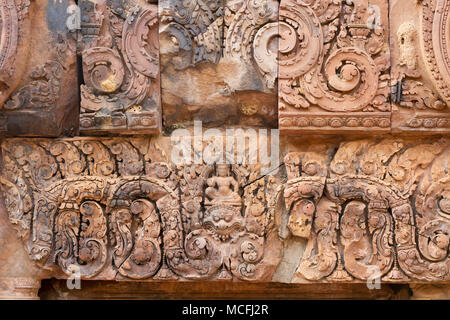 Banteay Srei Carvings - alte hinduistische Schnitzereien auf Fensterstürze, Banteay Srei, 10. c. Hindu Tempel, Angkor UNESCO-Weltkulturerbe Angkor, Kambodscha Stockfoto