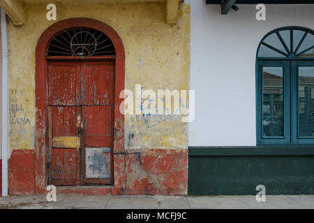 Vintage Tür auf alte Gebäude Fassade neben neue Gebäude Stockfoto