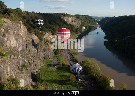 Hot Air Balloon Lift-off aus dem Portway, Bristol Stockfoto