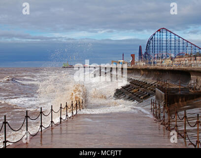 Full Tide am Blackpool, mit dem großen, Blackpool Pleasure Beach, im Hintergrund Stockfoto