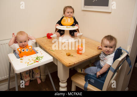 Babys und Kleinkinder mit einem Snack im Kindergarten, Großbritannien Stockfoto