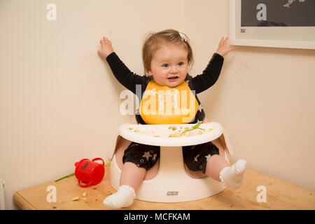 Babys und Kleinkinder mit einem Snack im Kindergarten, Großbritannien Stockfoto