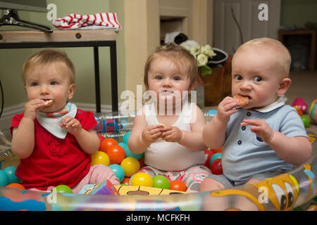 Eine Kinderpflegerin, die sich in ihrem Haus, Großbritannien, um Babys kümmern muss Stockfoto