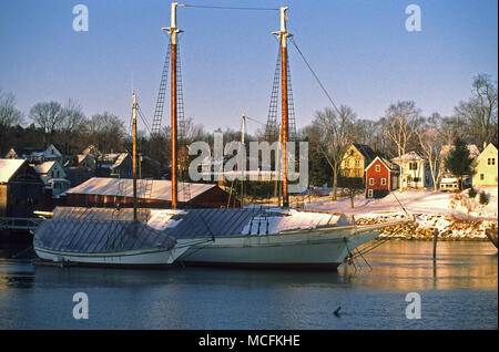 Ein paar Maine windjammers für Frühling in Camden Harbor, Maine, USA warten Stockfoto