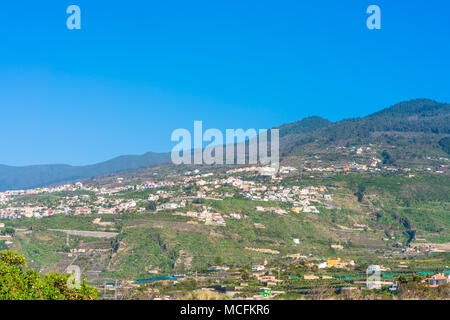 Blick auf die Kanarischen Inseln typische Landschaft mit bunten Häuser von Puerto de la Cruz in Teneriffa, Kanarische Inseln Stockfoto