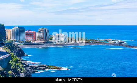 PUERTO DE LA CRUZ, TENERIFFA - 24. MÄRZ 2018: Panoramablick auf das Meer und Puerto de la Cruz, Teneriffa top Resorts bekannt für seine dunklen, volc Stockfoto