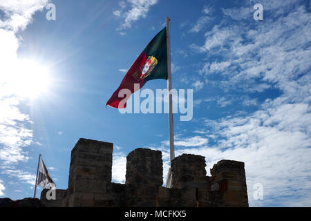 Die Portugiesische Flagge über die Wälle der Castelo de São Jorge, Lissabon, Portugal fliegen Stockfoto