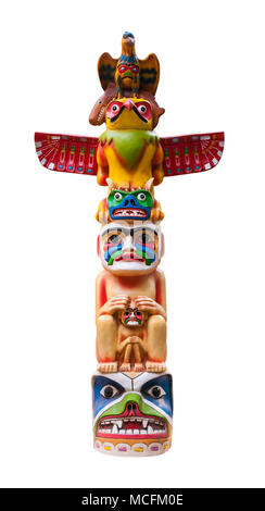 Bunte Totem Pole. Auf weissem Hintergrund. Pfad enthalten. Stockfoto