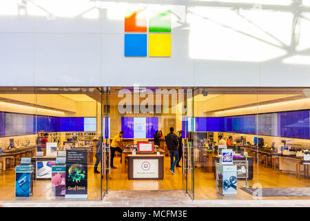 SAN ANTONIO, Texas - 12. APRIL 2018 - Eingang des Microsoft Store und Showroom am La Cantera Mall mit Menschen einkaufen. Stockfoto