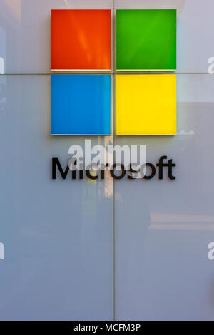 SAN ANTONIO, Texas - 12. APRIL 2018 - Das Microsoft Logo am Eingang des Microsoft Store und Showroom am La Cantera Mall in San Antonio Stockfoto