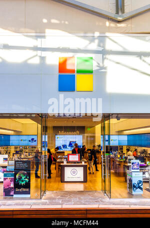 SAN ANTONIO, Texas - 12. APRIL 2018 - Eingang des Microsoft Store und Showroom am La Cantera Mall mit Menschen einkaufen. Stockfoto