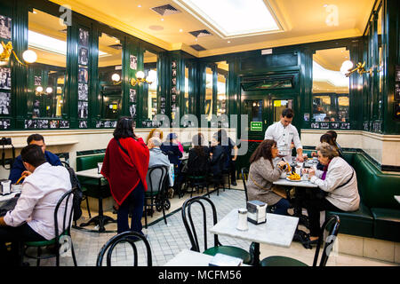 Menschen essen Churros in einem Cafe, Interieur des Trinken San Gines - die älteste churreria und Trinken in Madrid, Spanien Stockfoto