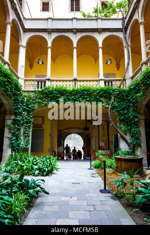 Palau del Lloctinent (Lieutenant's Palace) Renaissance Innenhof aus dem 16. Jahrhundert im Gotischen Viertel (Barri Gòtic), Barcelona, Spanien Stockfoto