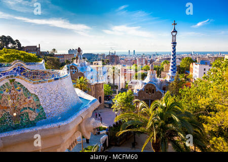 Malerische Aussicht über die Stadt und die Menschen auf dem Dach der Griechischen Theater (aka Natur Platz) im Park Güell, Barcelona, Spanien Stockfoto