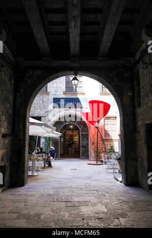 Eingang und Innenhof der Fundacio Kaspar im Gotischen Viertel (Barri Gòtic) in Barcelona, Spanien Stockfoto