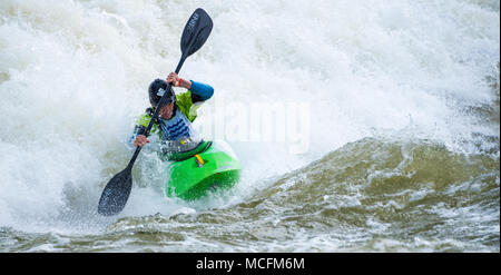 Erfahrene kayaker Navigation ein torrent Wildwasser zu paddeln nach Süden, den USA Freestyle Kajak nationale Meisterschaft in Columbus, GA. Stockfoto