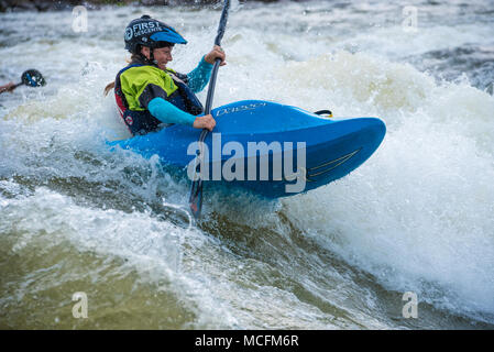 Weibliche freestyle Kayaker genießen die Herausforderung des "Guten Welle' am Paddel Süd, den USA Freestyle Kajak nationale Meisterschaft in Columbus, GA. Stockfoto