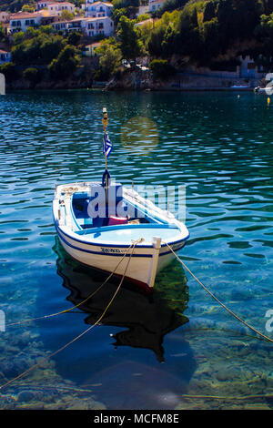 Kleines Boot im Hafen Stockfoto