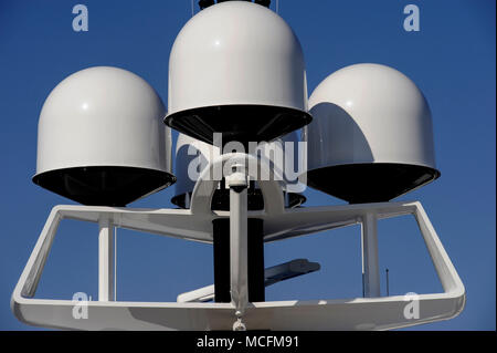 Yachten und SUPERYACHTEN ANTENNENMAST - SATELLITEN KUPPELN - BOOTE RADAR - GPS-Navigation - NAVIGATIONSSYSTEM - YACHTEN CANNES FRANKREICH © F. BEAUMONT Stockfoto