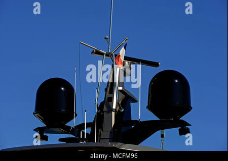 Yachten und SUPERYACHTEN ANTENNENMAST - SATELLITEN KUPPELN - BOOTE RADAR - GPS-Navigation - NAVIGATIONSSYSTEM - YACHTEN CANNES FRANKREICH © F. BEAUMONT Stockfoto