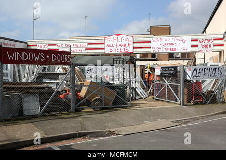 Allgemeine Ansichten von einem Schrottplatz und die zweite Hand Holz Händler namens Arfurs Yard in Chichester, West Sussex, UK. Stockfoto