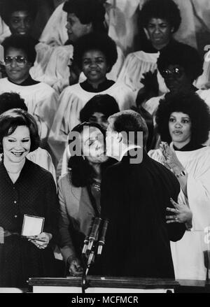 Rosalynn Carter und Präsident Jimmy Carter bei Martin Luther King Jr.'s Ebenezer Baptist Church in Atlanta mit Coretta Scott King als Carter ist mit einem Kuss und das Martin Luther King Jr. gewaltfrei für den Frieden vorgestellt. Stockfoto