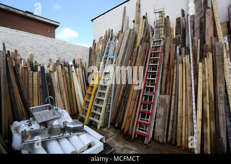 Allgemeine Ansichten von einem Schrottplatz und die zweite Hand Holz Händler namens Arfurs Yard in Chichester, West Sussex, UK. Stockfoto