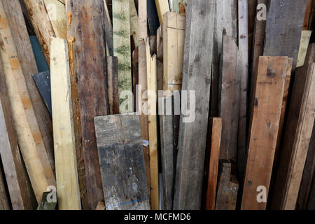 Allgemeine Ansichten von einem Schrottplatz und die zweite Hand Holz Händler namens Arfurs Yard in Chichester, West Sussex, UK. Stockfoto