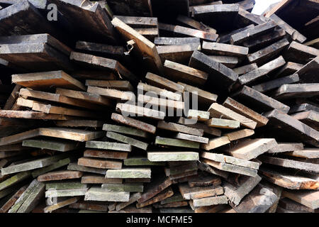 Allgemeine Ansichten von einem Schrottplatz und die zweite Hand Holz Händler namens Arfurs Yard in Chichester, West Sussex, UK. Stockfoto