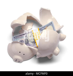 Gebrochene Sparschwein mit einem Stapel Geld isoliert auf einem weißen Hintergrund. Stockfoto