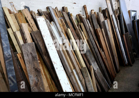 Allgemeine Ansichten von einem Schrottplatz und die zweite Hand Holz Händler namens Arfurs Yard in Chichester, West Sussex, UK. Stockfoto