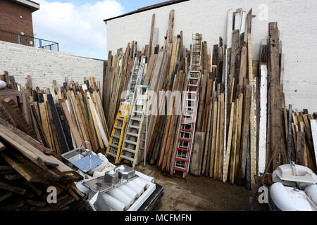 Allgemeine Ansichten von einem Schrottplatz und die zweite Hand Holz Händler namens Arfurs Yard in Chichester, West Sussex, UK. Stockfoto