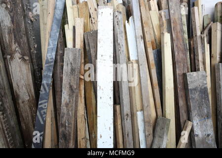 Allgemeine Ansichten von einem Schrottplatz und die zweite Hand Holz Händler namens Arfurs Yard in Chichester, West Sussex, UK. Stockfoto