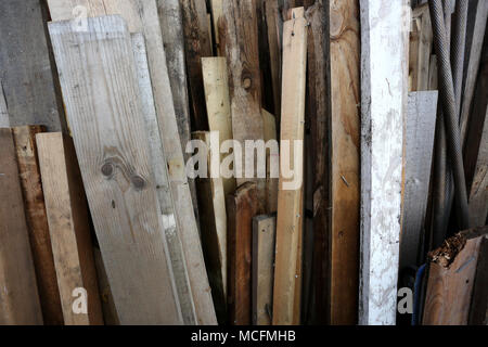 Allgemeine Ansichten von einem Schrottplatz und die zweite Hand Holz Händler namens Arfurs Yard in Chichester, West Sussex, UK. Stockfoto