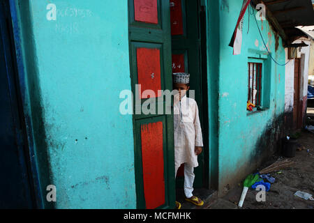 Junge in der Tür seines Hauses in einem der Slums in Mumbai, Indien Stockfoto