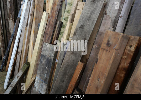 Allgemeine Ansichten von einem Schrottplatz und die zweite Hand Holz Händler namens Arfurs Yard in Chichester, West Sussex, UK. Stockfoto