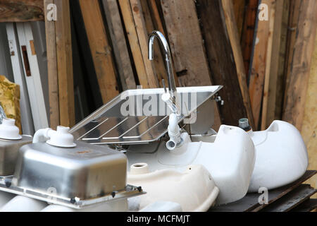 Allgemeine Ansichten von einem Schrottplatz und die zweite Hand Holz Händler namens Arfurs Yard in Chichester, West Sussex, UK. Stockfoto